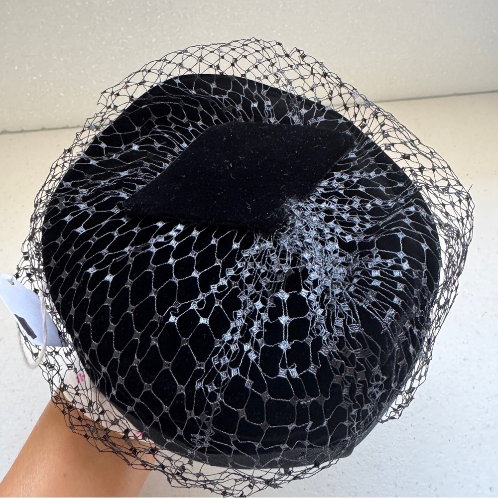 Black Velvet Pillbox Hat with Veil Vintage 60s Lewis II - Picture 2 of 12